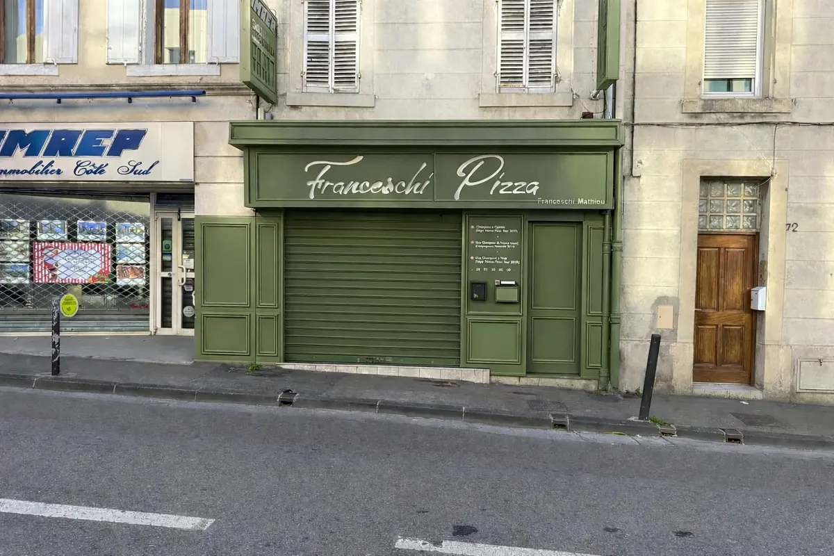 La devanture verte de Franceschi Pizza, 74 boulevard Sainte-Marguerite